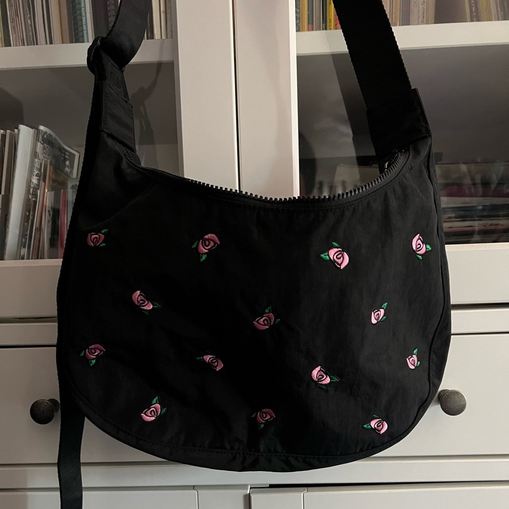 BAGGU UO exclusive Rose Medium Crescent Bag 🌹
